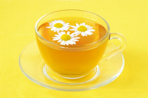 Καταπραΰνετε τους βρεφικούς κολικούς με αυτές τις τέσσερις σπιτικές θεραπείες, τσάι από χαμομήλι