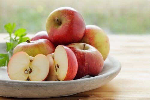 Οι 12 καλύτερες τροφές για να ξεβουλώσετε τις αρτηρίες σας, μήλα