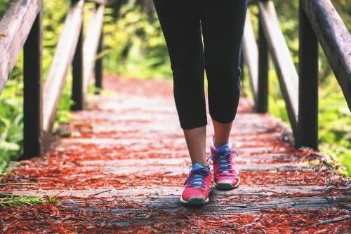 Πέντε υγιεινές ασκήσεις για τον πόνο στα γόνατα, περπάτημα