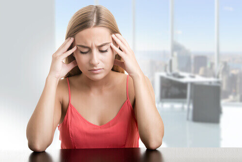 γυναίκα με πονοκέφαλο- H λιπώδης διήθηση ήπατος