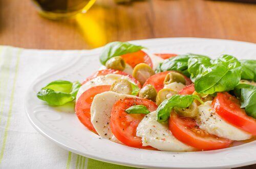 Σαλάτα κάθε μέρα - Ντομάτα, σκόρδο και μοτσαρέλα σε πιάτο