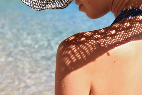 Διατηρήστε το στήθος σας σφιχτό - Γυναίκα κάνει ηλιοθεραπεία