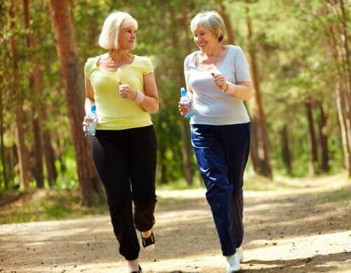 Περπατάτε για να χάσετε βάρος - Δύο γυναίκες περπατούν
