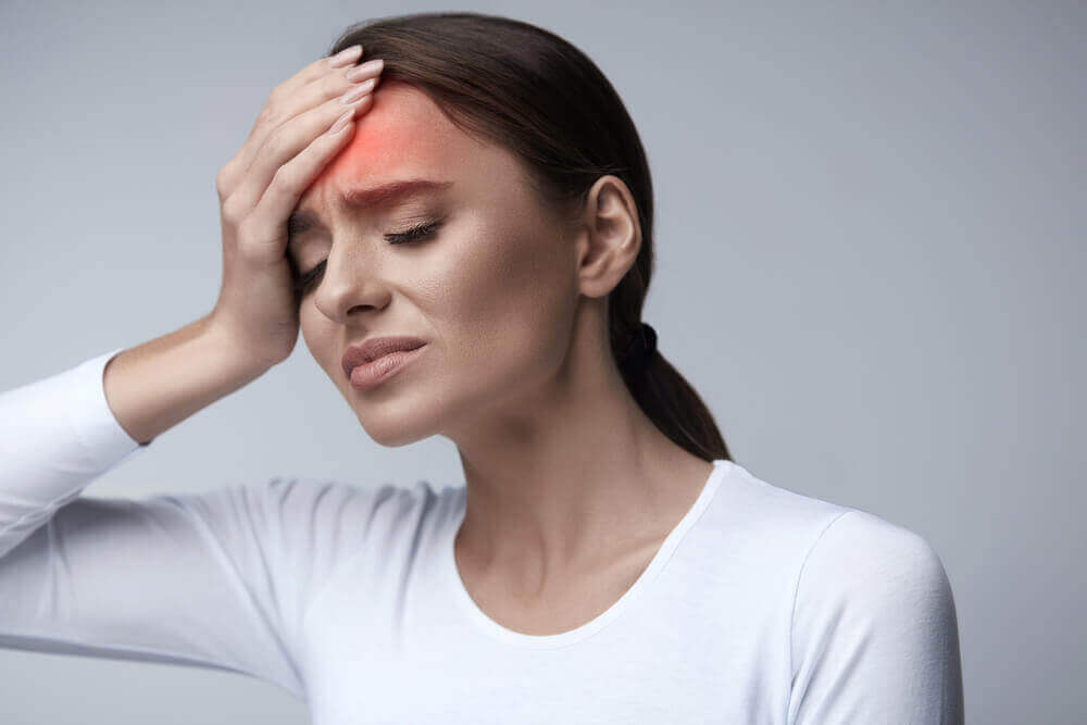 Ποτά που αυξάνουν την αρτηριακή πίεση - Γυναίκα με πόνο στο κεφάλι
