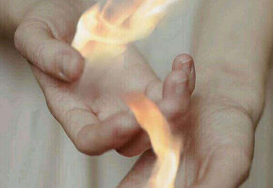 χερια με φωτιά