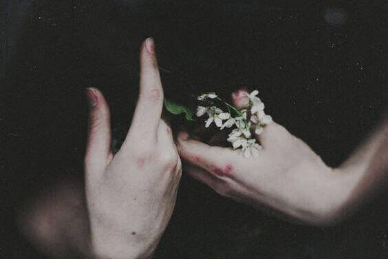 βουδιστικές έννοιες χέρια με λουλούδια