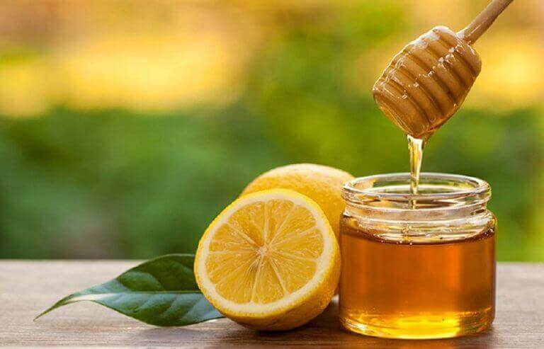 Λύσεις για τον πονόλαιμο - Μέλι σε δοχείο και λεμόνι