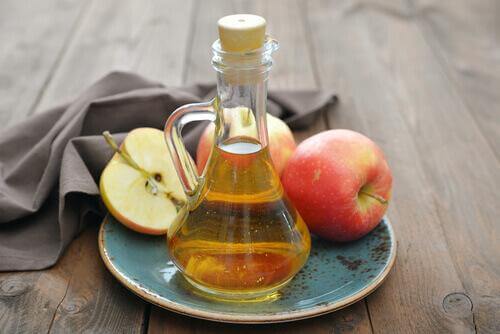 Λύσεις για τον πονόλαιμο - Μηλόξυδο σε μπουκάλι και μήλα