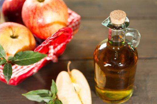 5 σπιτικές θεραπείες για να μειώσετε τα επίπεδα ουρικού οξέος, μηλόξυδο