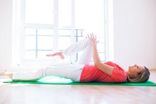 5 Θιβετιανές ασκήσεις για να εξασκήσετε όλους τους μυς σε 10 λεπτά, άσκηση 1