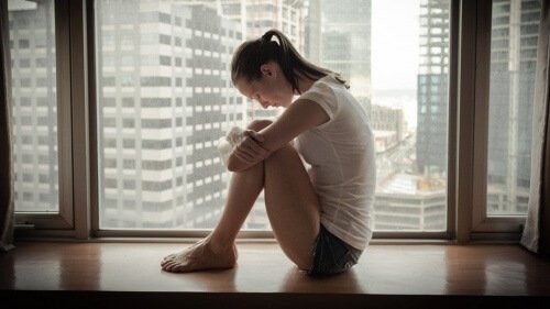 γυναίκα στο παράθυρο, στεναχώρια - νοητικής σας ικανότητας