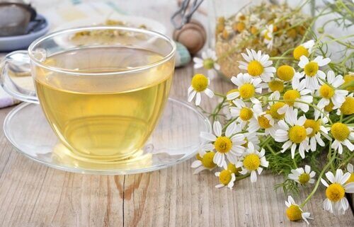 φλιτζάνι με τσάι, άνθη χαμομηλιού υγεία των οστών