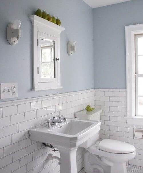 μπάνιο στα άσπρα, τουαλέτα και νιπτήρας, διακόσμηση του μπάνιου