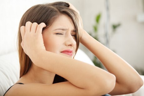 Συμπτώματα της κεφαλαλγίας - Γυναίκα με πόνο στο κεφάλι