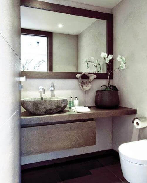 καθρέφτης σε μπάνιο πάνω από νιπτήρα, διακόσμηση του μπάνιου