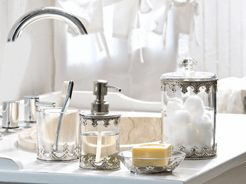 νιπτήρας με μπουκάλια γυάλινα για σαπούνι, διακόσμηση του μπάνιου