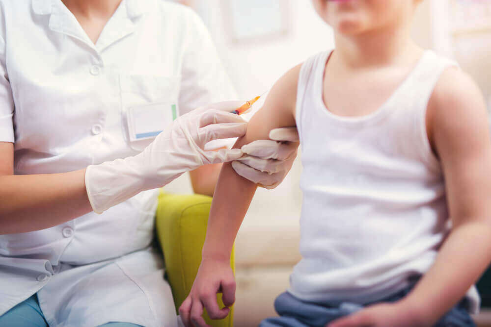 Συμπτώματα της μηνιγγίτιδας - Γιατρός κάνει εμβόλιο σε αγοράκι