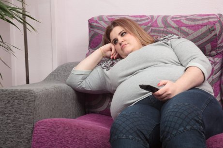 θεραπείες για τους κιρσούς παχύσαρκη γυναίκα στον καναπέ