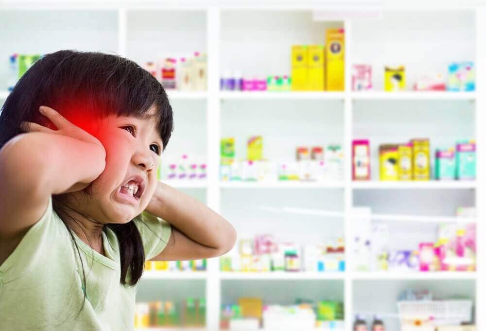 Συμπτώματα της μηνιγγίτιδας - Κοριτσάκι με φωτοευαισθησία