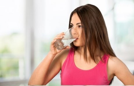 θεραπείες για τους κιρσούς γυναίκα που πίνει νερό