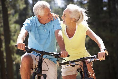 ώριμο ζευγάρι σε ποδήλατων μείνετε σε φόρμα μετά τα 50.