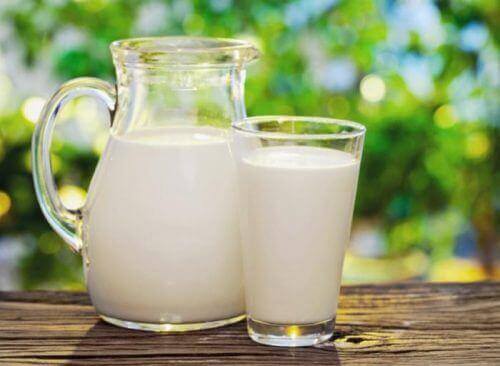 Τέσσερις τροφές που μπορούν ν' αλλάξουν την εμφάνιση του προσώπου σας, γάλα