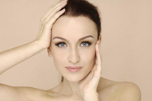6 συμπτώματα στο πρόσωπό σας που δείχνουν ανεπάρκεια βιταμινών, χλωμό δέρμα