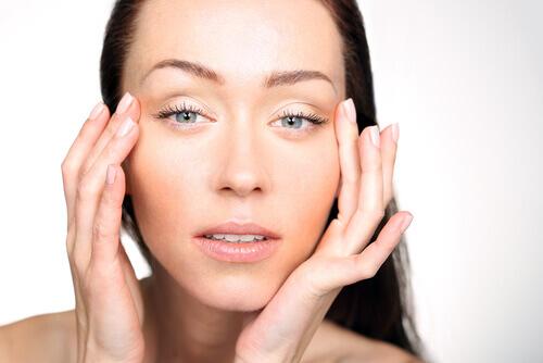 6 συμπτώματα στο πρόσωπό σας που δείχνουν ανεπάρκεια βιταμινών, πρησμένα μάτια