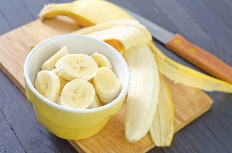 6 υγιεινά σνακ που μπορείτε να φάτε πριν πάτε στο κρεβάτι, μπανάνα και καρύδια