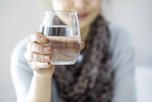 9 φυσικά, απλά και σπιτικά κόλπα για να βελτιώσετε τον υποθυρεοειδισμό, πίνετε νερό