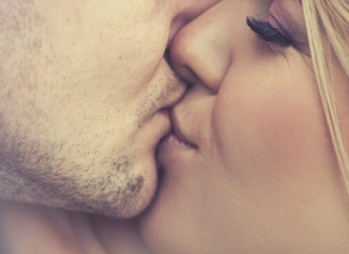 5 κοινές μολύνσεις που μεταδίδονται με το φιλί