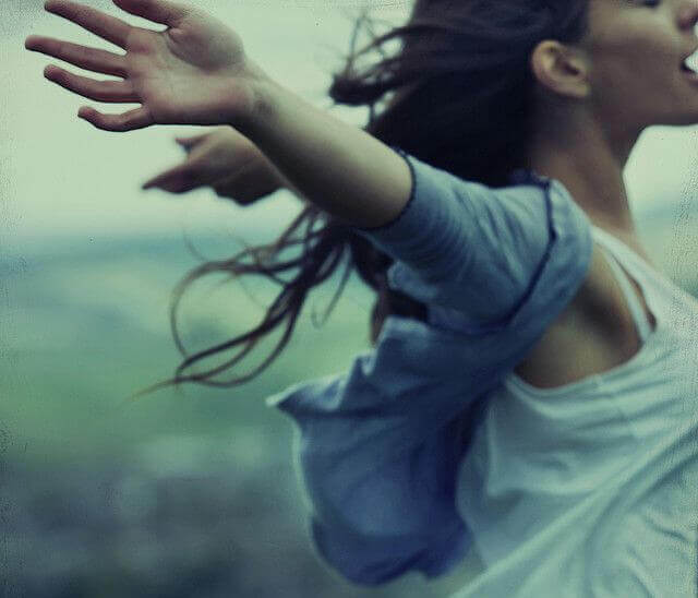Λάθη του παρελθόντος - γυναικα με ανοιχτα χέρια