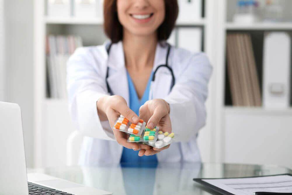 Ποια φάρμακα μπορούν να προκαλέσουν αύξηση βάρους - Γιατρός κρατά φάρμακα