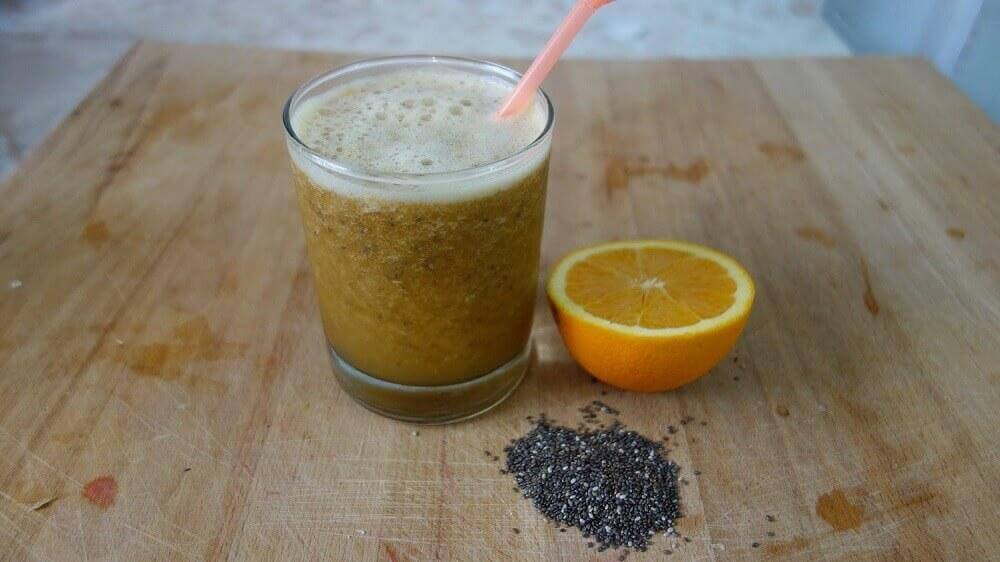 Παρασκευάστε ένα καθαρτικό χυμό - Ποτήρι με χυμό, κομμένο πορτοκάλι και σπόροι chia