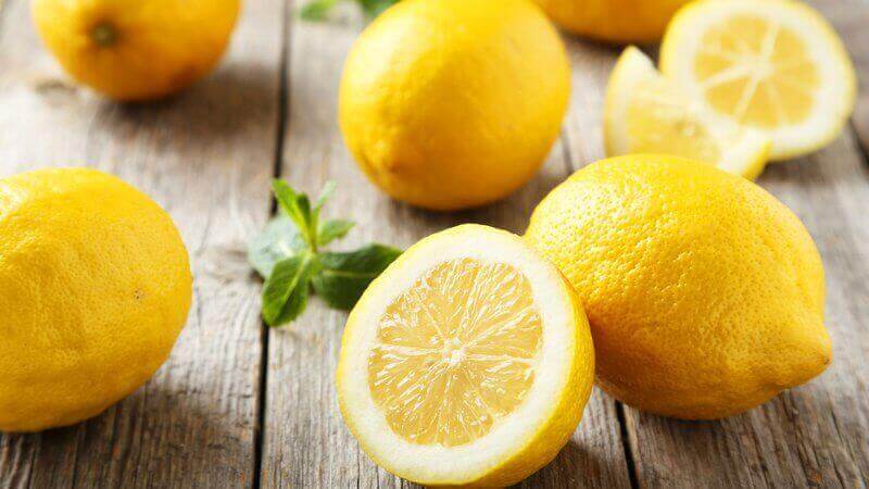 λεμόνια σε φέτες για να αποτοξινώσετε το σώμα σας