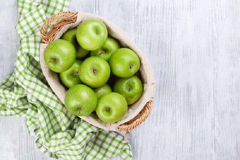 πράσινα μήλα σε καλάθι για να αποτοξινώσετε το σώμα