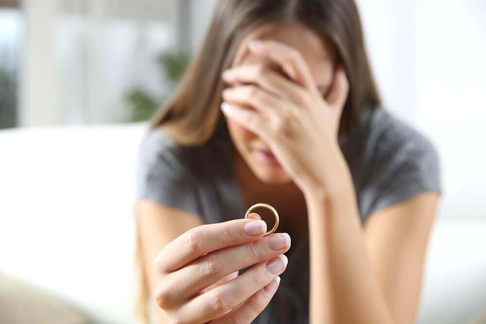 γυναίκα που δέιχνει τη βέρα της
