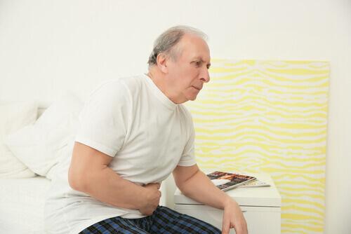 ηλικιωμένος άνδρας με πονόκοιλο- καταναλώνετε πολλή βιταμίνη D