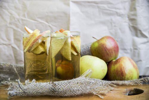 Όλα όσα πρέπει να ξέρετε για τη θυλακίτιδα - Μηλόξυδο σε ποτήρια και φέτες μήλου