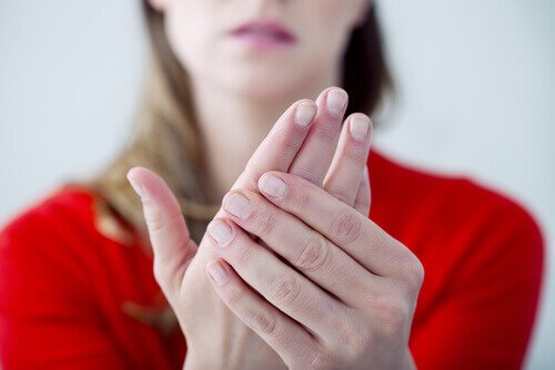 9 προβλήματα υγείας που φανερώνουν τα χέρια μας