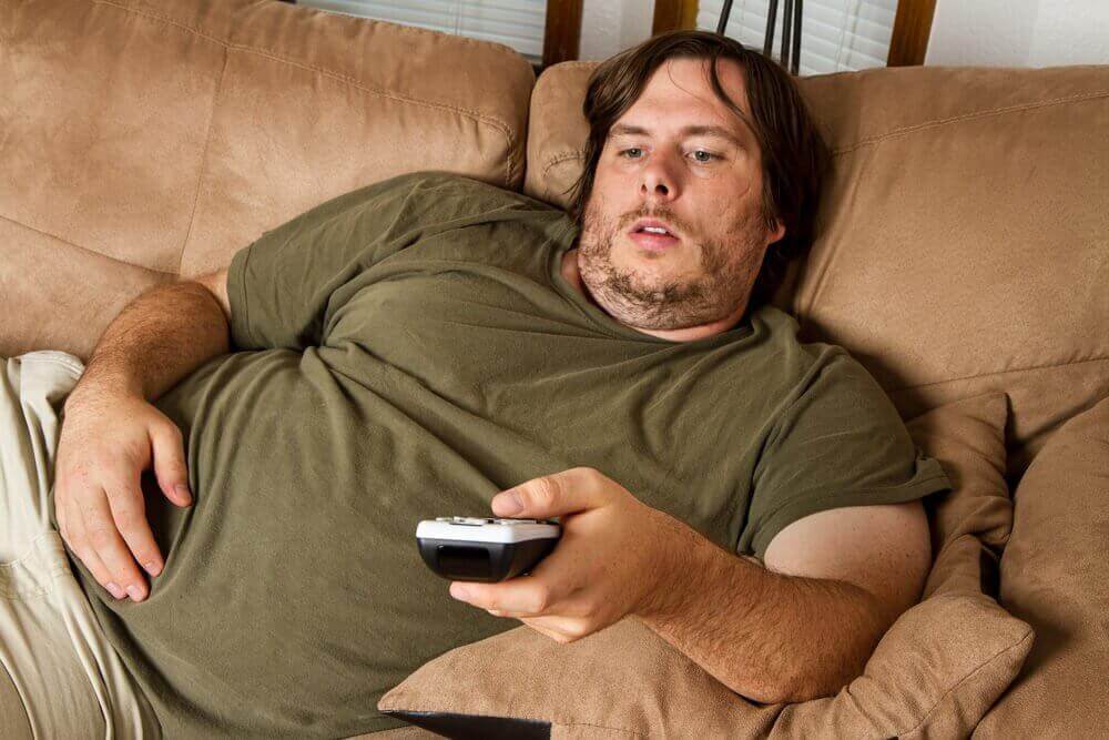 Τύποι παχυσαρκίας - Παχύσαρκος άνδρας στον καναπέ