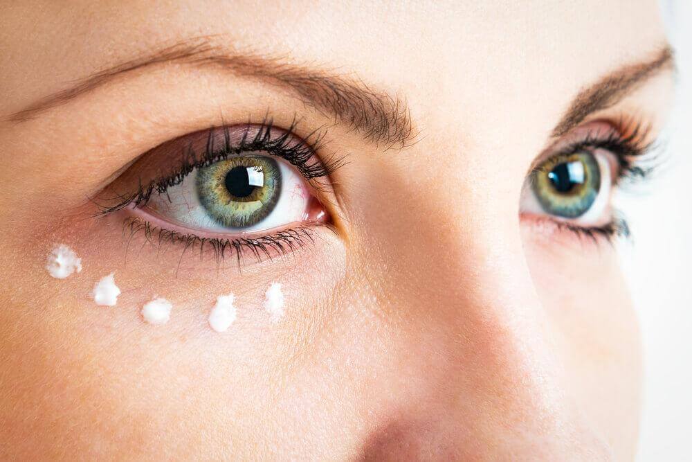 5 εκπληκτικοί τρόποι για να χρησιμοποιήσετε κάψουλες βιταμίνης Ε στο δέρμα σας, κρέμα για τα μάτια