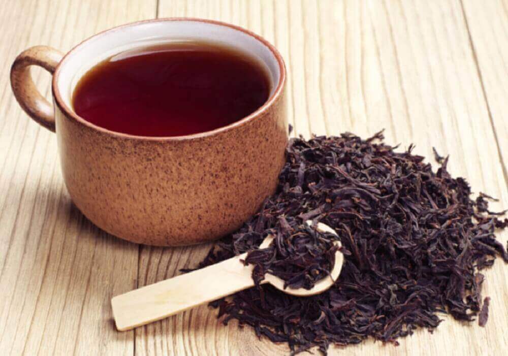 5 φυσικές θεραπείες για τις τρίχες που φυτρώνουν προς τα μέσα, μαύρο τσάι