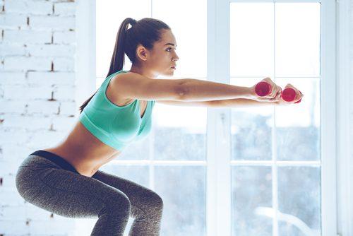 7 ασκήσεις για να μεταμορφώσετε το σώμα σας σε 4 εβδομάδες, καθίσματα