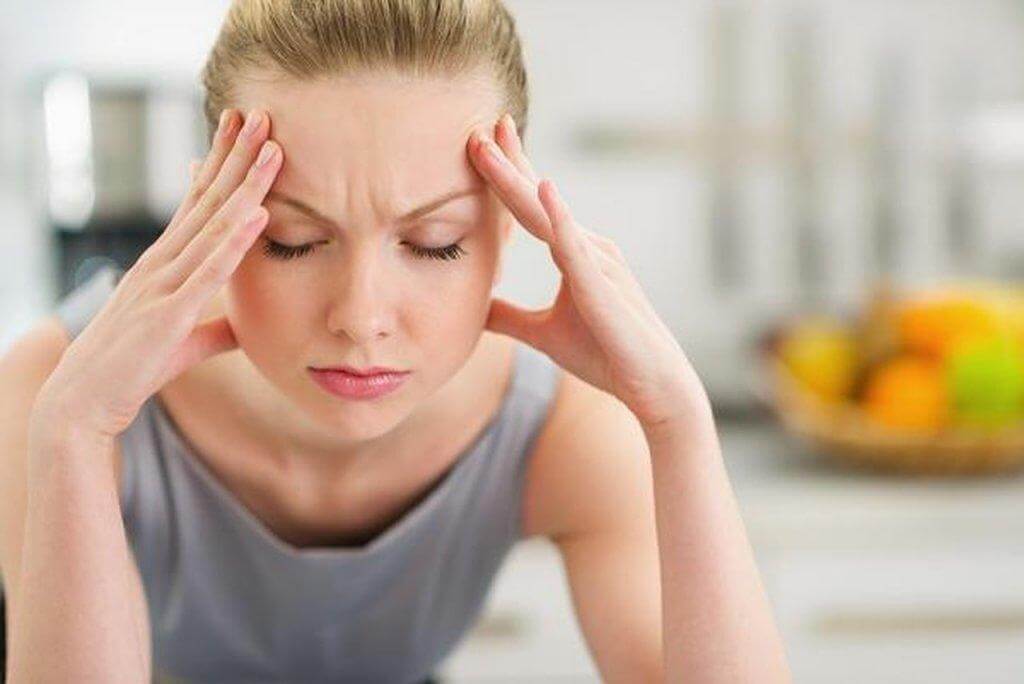 Αποτρέψετε τη γαστροοισοφαγική παλινδρόμηση - Γυναίκα με πονοκέφαλο