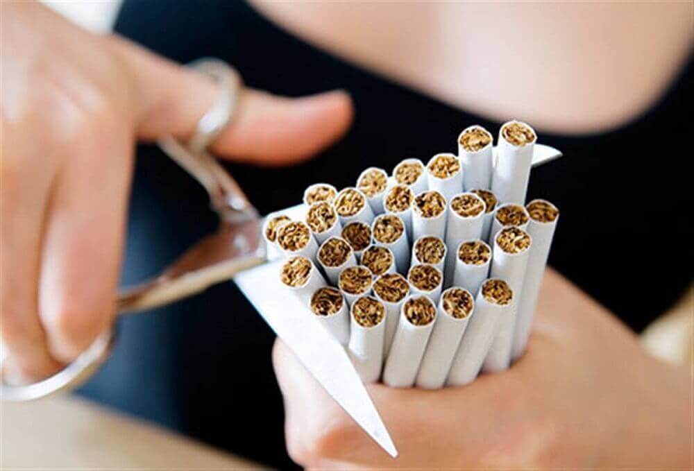 Αποτρέψετε τη γαστροοισοφαγική παλινδρόμηση - Γυναίκα κόβει τσιγάρα με ψιλάδι