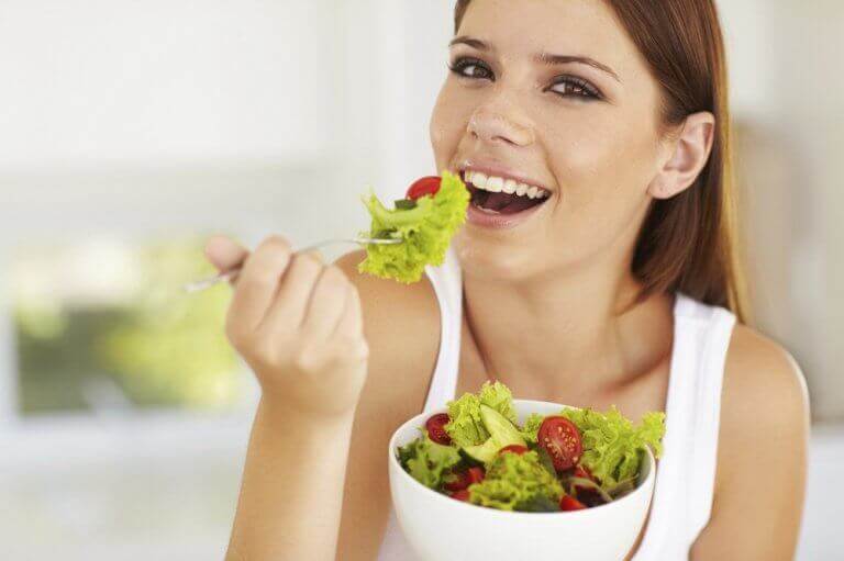 Απαλή και υγιή επιδερμίδα - Γυναίκα τρώει σαλάτα