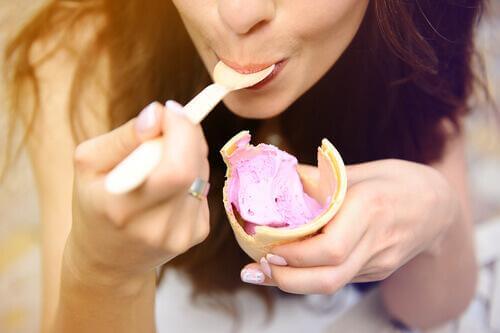 Γυναίκα τρώει παγωτό