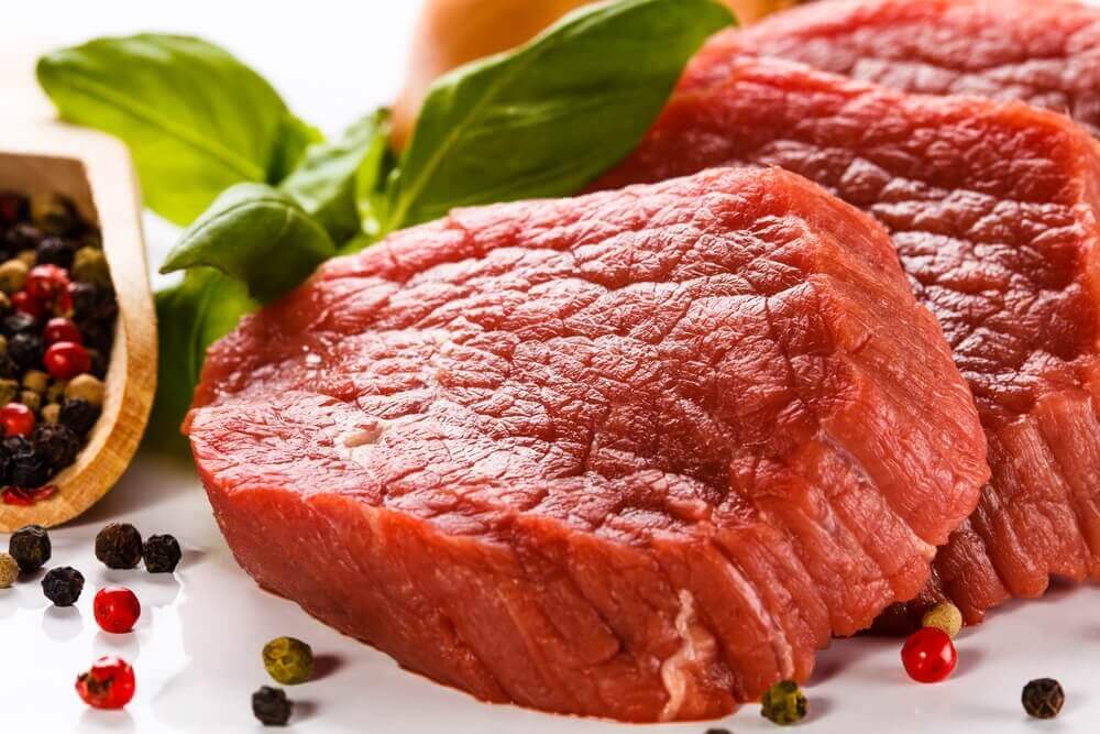 κόκκινο κρέας σε φέτες επίπεδα του σιδήρου