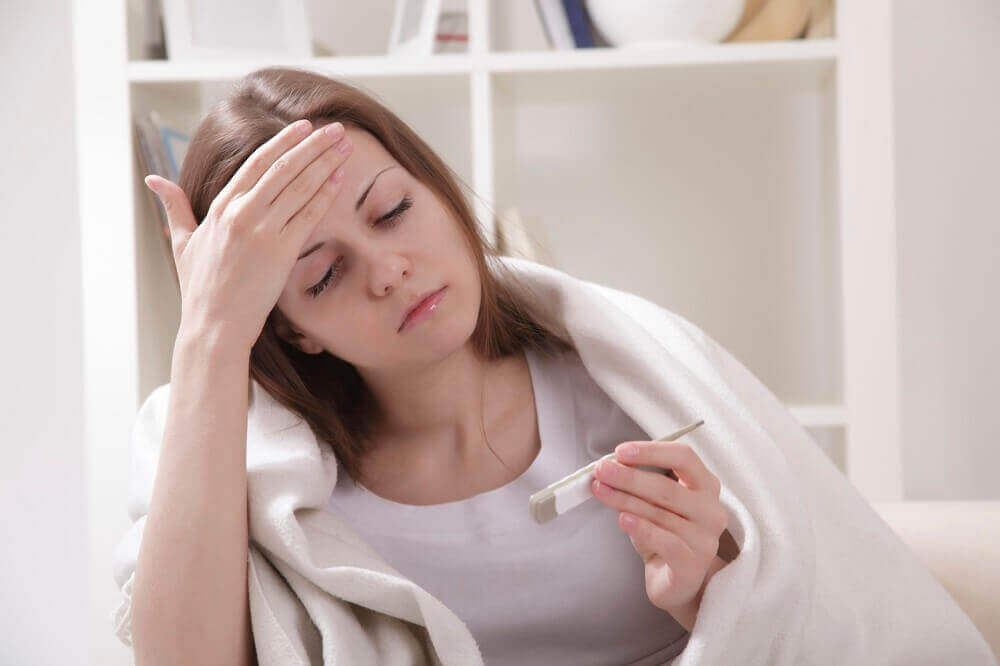 γυναίκα με πυρετό, φυσικές θεραπείες για να αντιμετωπίσετε τη φλεβίτιδα